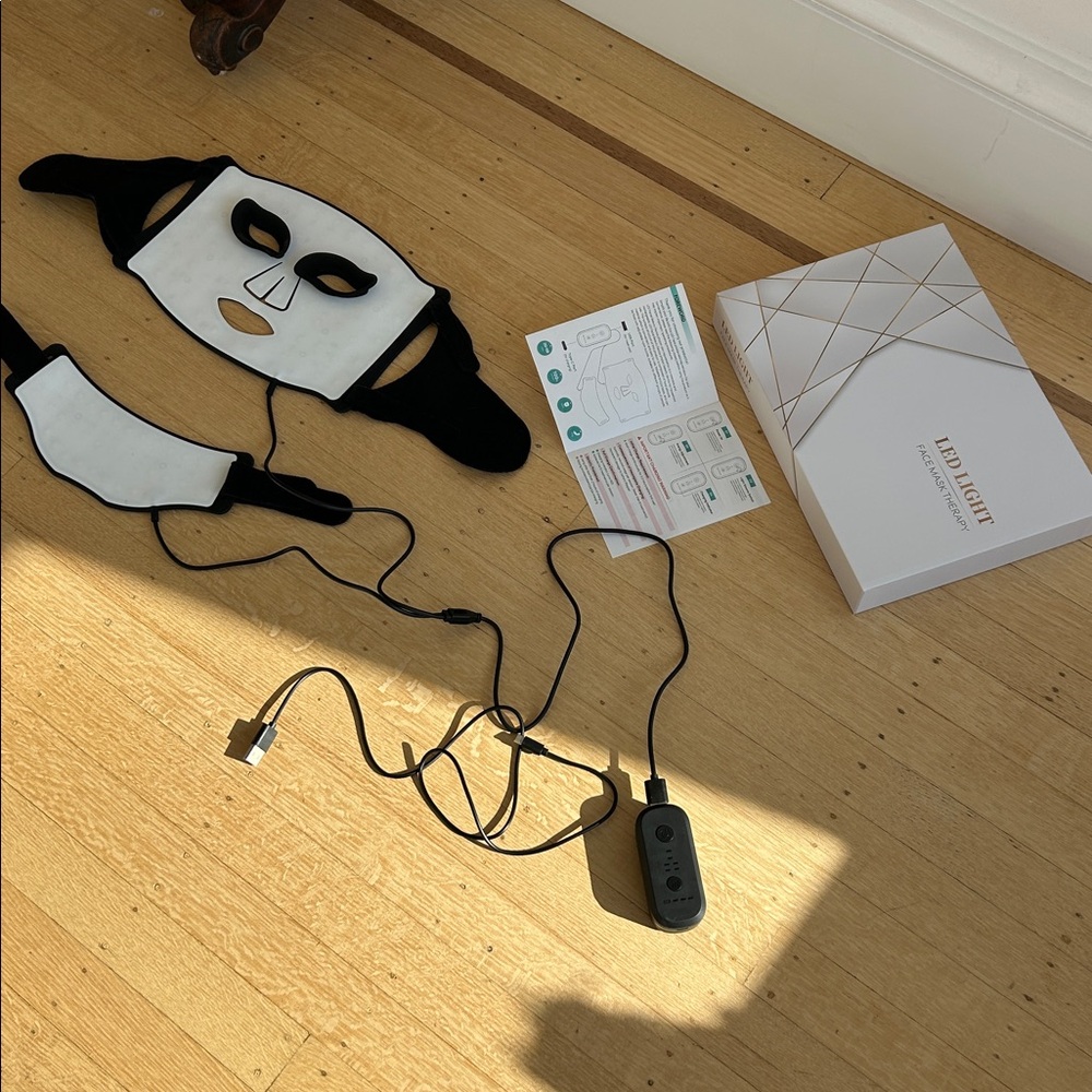 LED Light Facial Mask Set with Remote - Picture 4 of 6